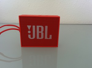 JBL Go in der Frontansicht.: Nicht im Lieferumfang: die Halteschnur an der linken Seite.