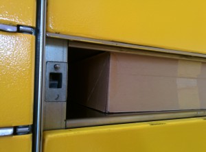 Das Paket hängt am oberen Rahmen in der Packstation fest.